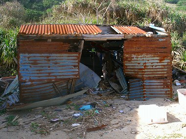 台風で破壊された小屋